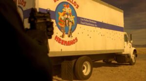 Caminhão da Los Pollos Hermanos atacado por sicarios rivais.